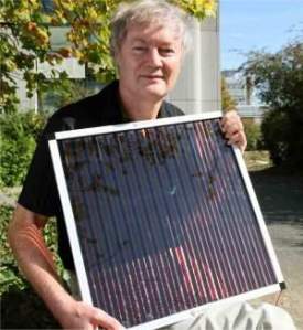 O professor Michael Gratzel apresentando suas células solares orgânicas, agora com eficiência na casa dos 15%.